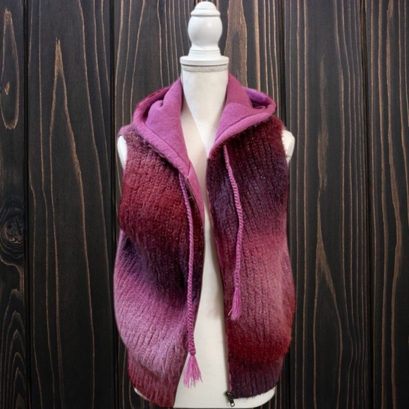 Urban Outfitters Hooded Zip-Up Sweater Vest EUC
Smoke/Pet Free - Picture 3 of 12